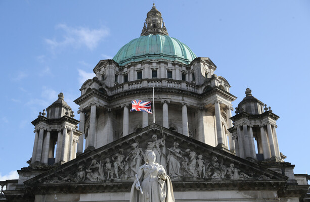 L’hôtel de ville de Belfast arbore le drapeau de l’Union pour célébrer l’anniversaire du prince Andrew malgré l’opposition