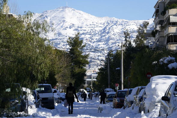 Backlash in Greece over snow storm 'fiasco' as thousands of cars left stranded - Vimarsana News