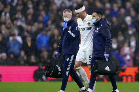 Bielsa defends Leeds' response to Robin Koch's head injury · The42 - Vimarsana News