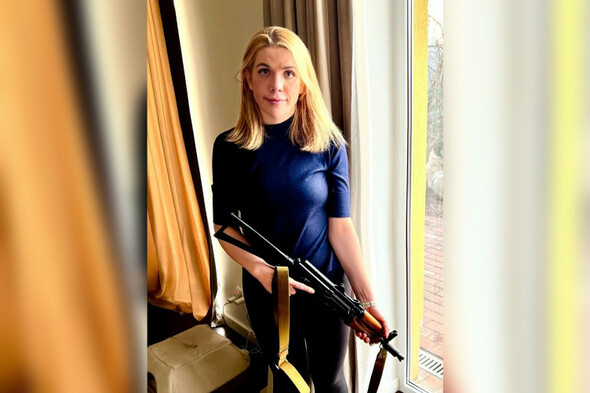 The ordinary Ukrainians who have taken up arms to fight Russia's invasion - Vimarsana News