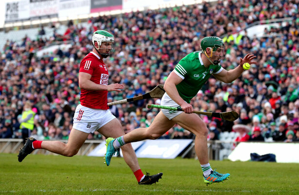 Cork remporte une victoire de neuf points sur Limerick alors que deux cartons rouges apparaissent dans le match Guelick Grounds