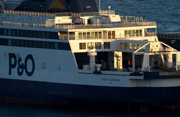Даунинг-стрит предупреждает P&O Ferries, что «присматривается» к законности увольнений.