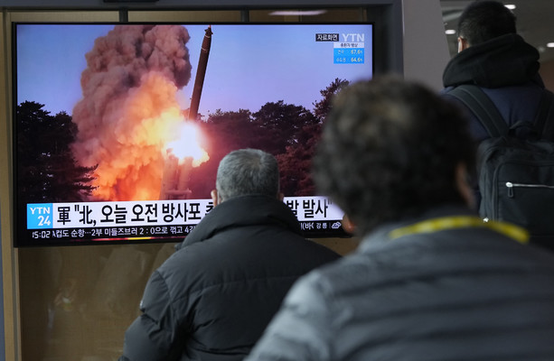 북한, ‘다연장 로켓 발사기’ 발사…