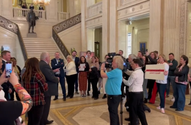 Un politicien se met à chanter après que Stormont a adopté une loi sur la pauvreté pendant un certain temps