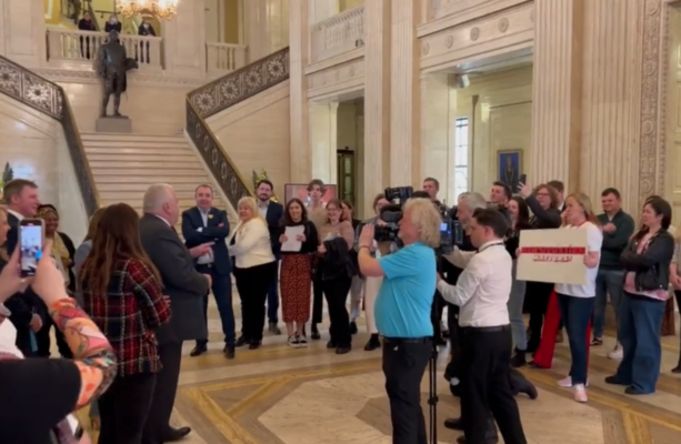 Un politicien se met à chanter après que Stormont a adopté une loi sur la pauvreté pendant un certain temps