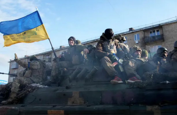 L’Ukraine affirme avoir repris le contrôle de la banlieue et de la ville de Kiev, alors que la Russie semble se concentrer sur l’est