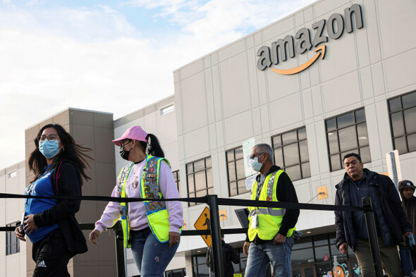 Amazon workers vote to unionise in New York, in a US first - Vimarsana News