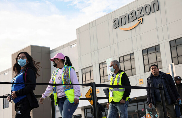 Les travailleurs d’Amazon votent pour créer des syndicats à New York, pour la première fois aux États-Unis