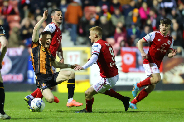 Stalemate between Pat's and Dundalk on a night of rancour and anger - Vimarsana News