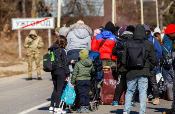 Ukrajinskí utečenci môžu potrebovať vojenské tábory a bývalé kláštory, aby zostali