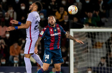 De Jong stoppage time winner gives Barca victory over Levante