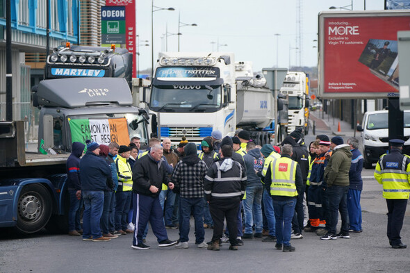 East Link bridge blocked in both directions as large-scale haulier protest begins in Dublin - Vimarsana News