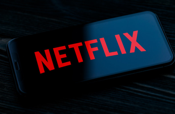 Les actions de Netflix plongent alors que les abonnés chutent pour la première fois en une décennie