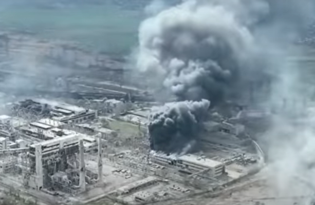 На спутниковом снимке видно массовое захоронение недалеко от Мариуполя, когда Путин отдает приказ осадить городской сталелитейный завод.