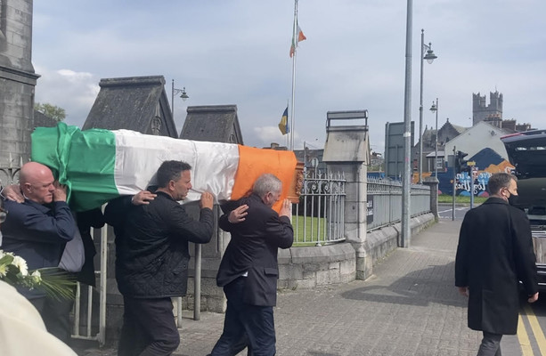 Память о бывшей ирландской звезде, убитой в результате нападения на похоронах «Великой спортивной жизни»