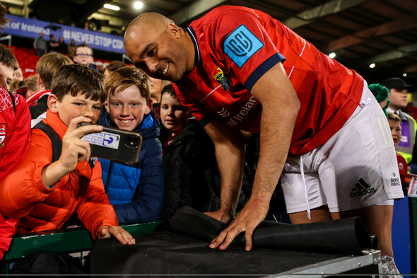 Munster secure URC quarter final spot but Zebo forced off after getting a bang on his knee - Vimarsana News
