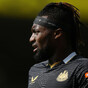 Eddie Howe calls team meeting to limit fall-out from Allan Saint-Maximin comments