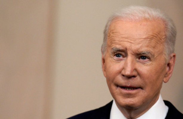 Biden signe une mesure accélérant les livraisons d’armes américaines à l’Ukraine