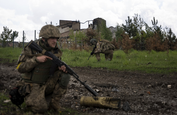 По меньшей мере 10 человек погибли в результате «непрерывного» обстрела российскими войсками Северодонецка, Украина.