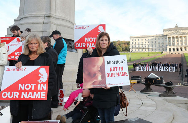 Le gouvernement britannique prend des mesures pour assurer la prestation complète des services d’avortement en Irlande du Nord
