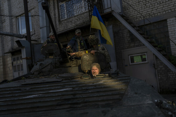 Ukrainian forces push back in Kherson as Zelenskyy visits Kharkiv region - Vimarsana News