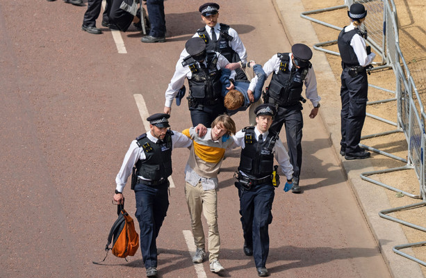 Des manifestants arrêtés à Londres après être entrés dans le cortège du jubilé de la reine Elizabeth