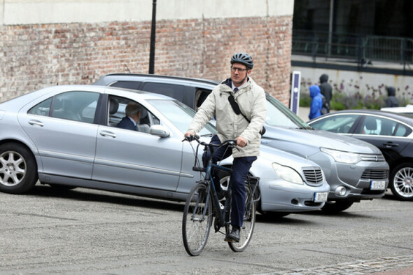 Eamon Ryan rejects TD's claim that he had his bike driven to Limerick just for a photo op - Vimarsana News
