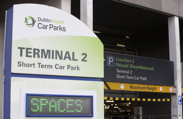 Критика высокой стоимости парковки в аэропорту Дублина летом