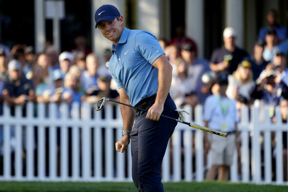 McIlroy holds nerve after disastrous third to stay within a shot of US Open lead - Vimarsana News