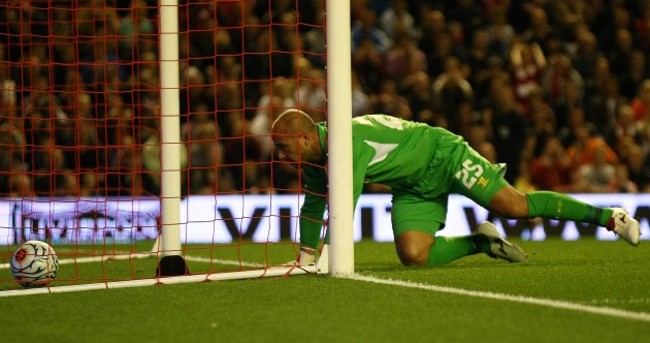 WATCH: Pepe Reina has a Packie Bonner moment against Hearts