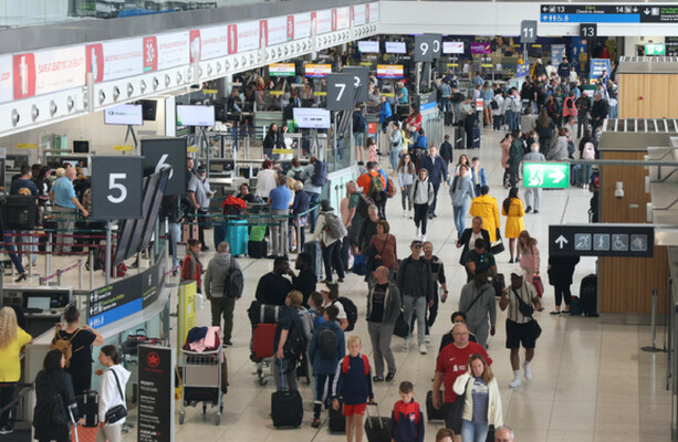 « Chaos total » à Heathrow alors que l’aéroport de Londres ordonne l’annulation de 30 vols