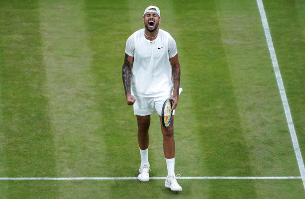 Des scènes incroyables alors que Kyrgios remporte un affrontement de mauvaise humeur à Wimbledon avec Tsitsipas