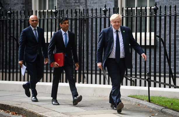Два высокопоставленных британских министра ушли в отставку из-за негативной реакции консерваторов на Бориса Джонсона.