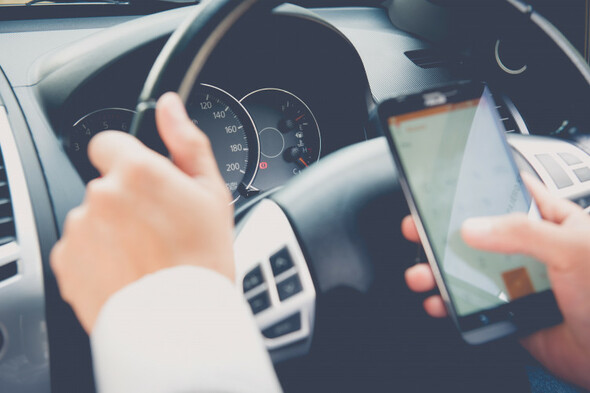 Almost one in four motorists check their phone notifications while driving - Vimarsana News