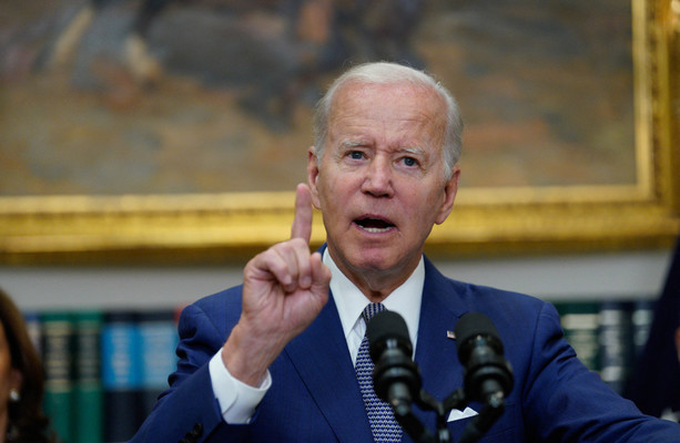 Joe Biden dice que la Corte Suprema de EE. UU. está ‘fuera de control’ antes de firmar la orden que legaliza el aborto