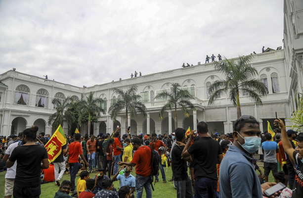 Le Premier ministre sri-lankais accepte de démissionner alors que des manifestants prennent d’assaut la maison du président