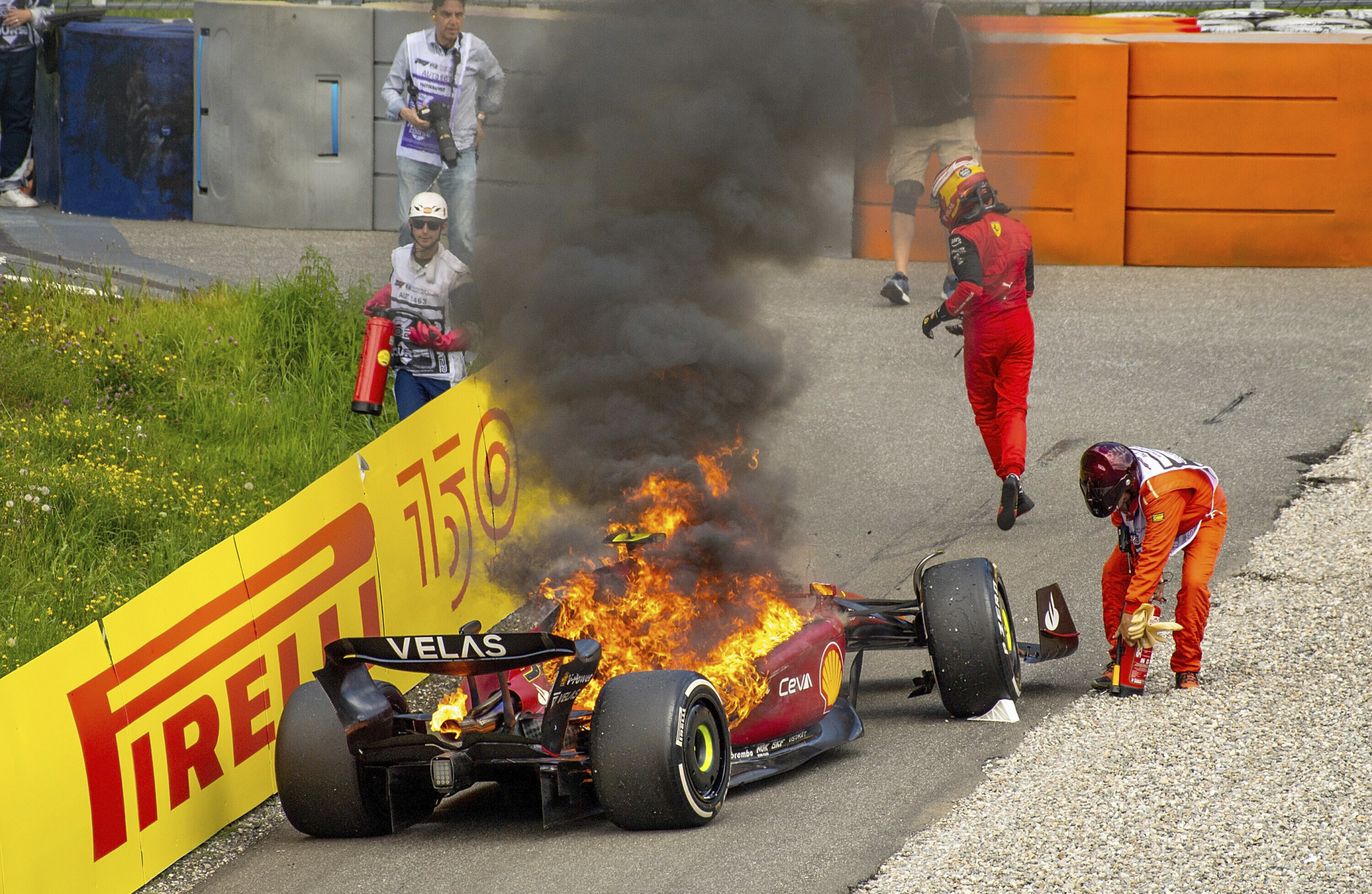 Video Grandstand view of Carlos Sainz escaping the fire 2022 F1 Austrian GP