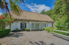 4 of a kind: Charming country cottages with thatched roofs