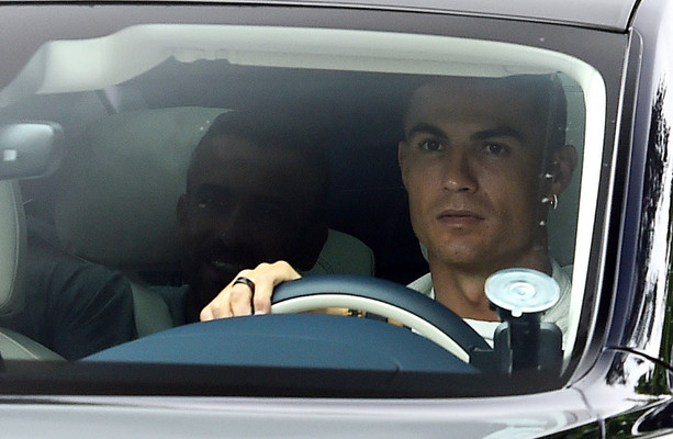 Ronaldo arrive avec l’agent à ses côtés où il rencontre Erik ten Hag pour des discussions sur l’avenir