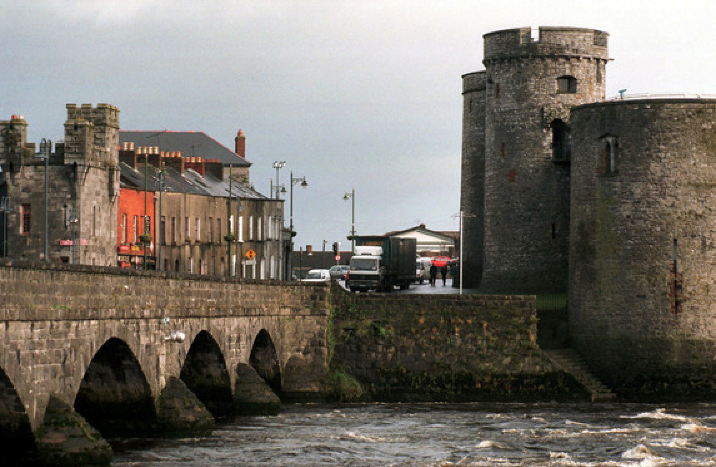 Two men plunged to their deaths in River Shannon following crane failure, court hears - Vimarsana News