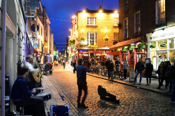 Poll: Would you stay out later if pubs and nightclubs extended their hours? - Vimarsana News