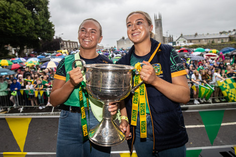 Orlagh Lally (right) and Vikki Wall celebrate at Meath's homecoming in Navan on Monday.