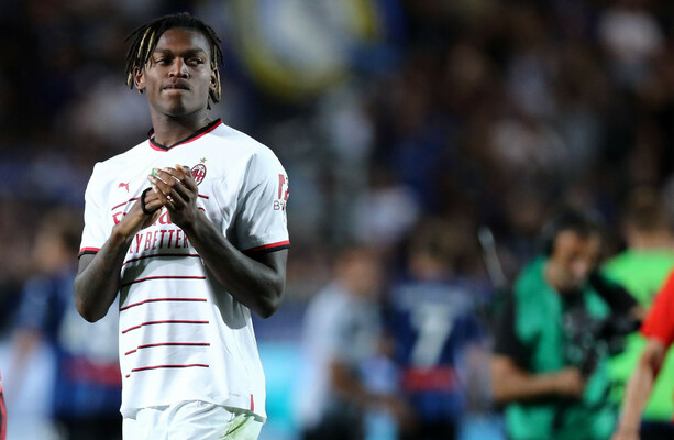 Chelsea a encouragé les discussions sur l’attaquant milanais avec une clause libératoire de 150 millions d’euros