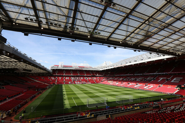 Bus hit by bottles outside Old Trafford was carrying Man United-supporting kids - Vimarsana News