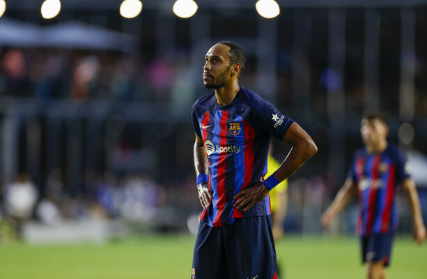 L’attaquant de Barcelone et sa femme ont été attaqués et volés par des hommes armés de fusils et de barres de fer