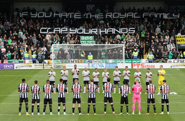 Les fans du Celtic ont applaudi pendant une minute d’applaudissements à la mémoire de la reine
