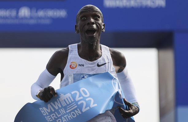 Eliud Kipchoge breaks world record at Berlin Marathon · The 42