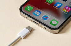 EU lawmakers impose single charger for all smartphones from 2024