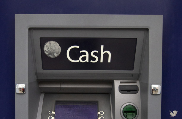 À quelle fréquence retirez-vous de l’argent à un guichet automatique ?  · TheJournal.ie
