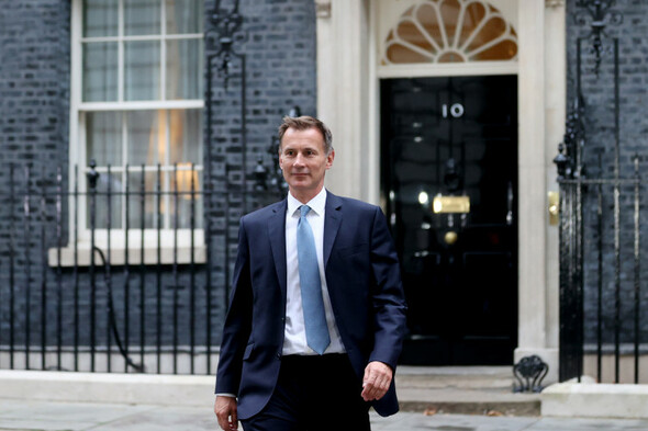 British chancellor Jeremy Hunt to make emergency statement to stabilise the market - Vimarsana News